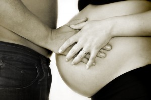Photo de couple avec femme enceinte - Grandir pour guérir - Syndrome de Peter Pan